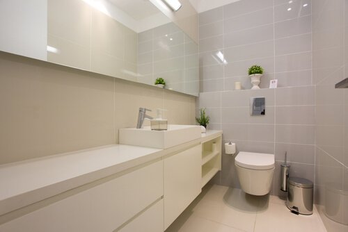 4. Grote tegels in kleine badkamer