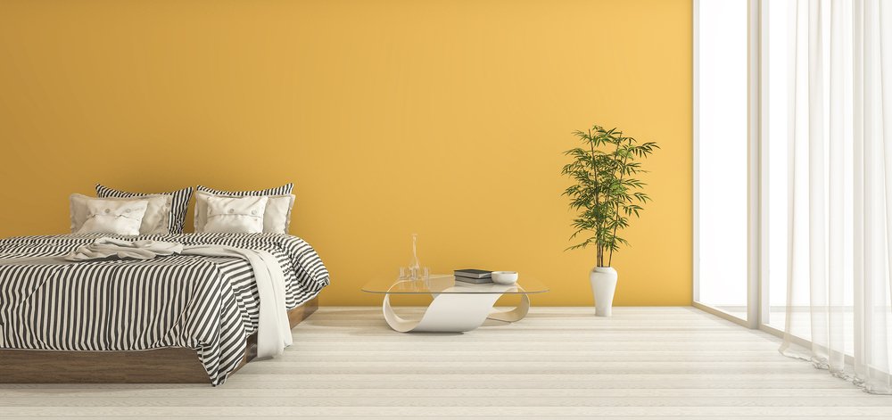 Mooi: in de slaapkamer geel op de muur