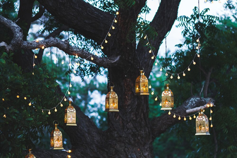 Mooi in een romantische tuin: lichtslingers tussen de bomen