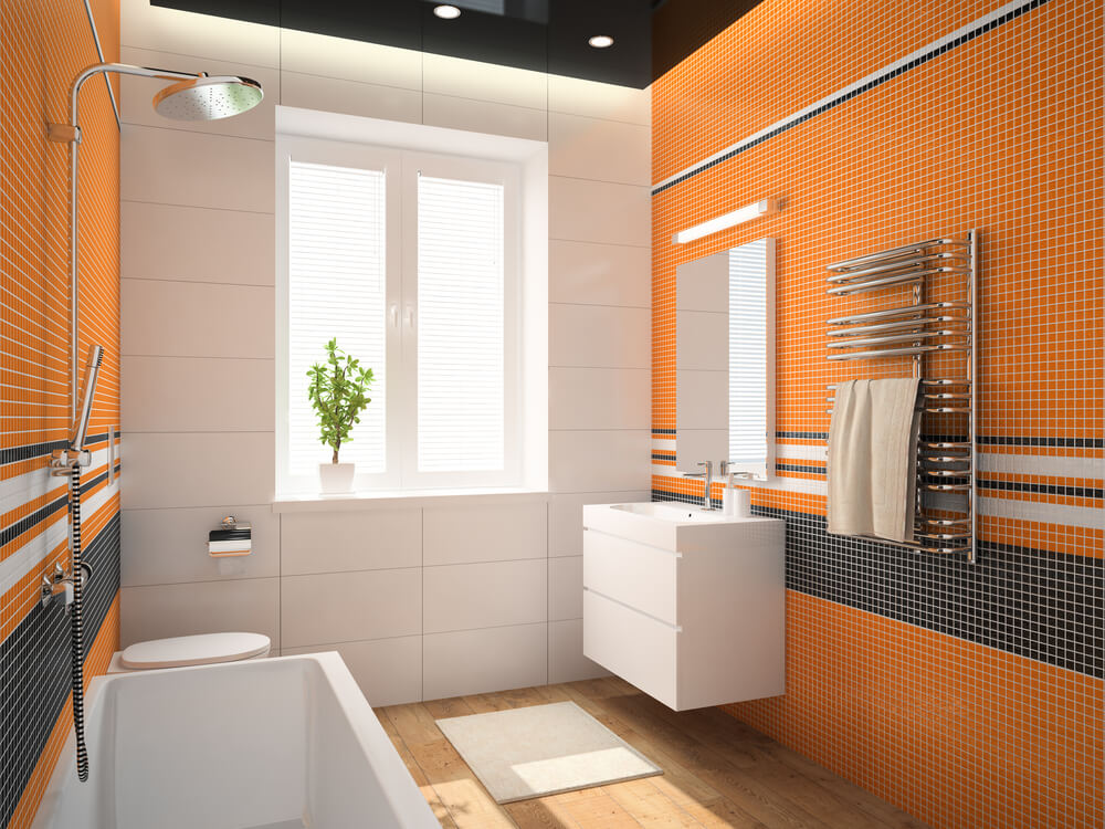 Een kleurrijke badkamer met een oranje muur