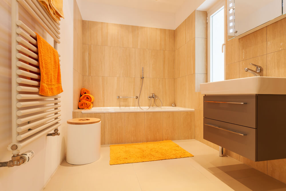 Oranje badkamer accessoires: van handdoeken tot een vloerkleed