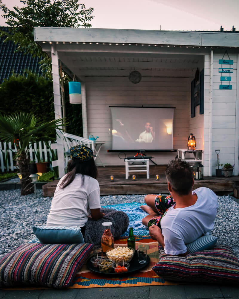Thuisbioscoop in eigen tuin: zó zorg je zelf voor een filmavond in de buitenlucht!
